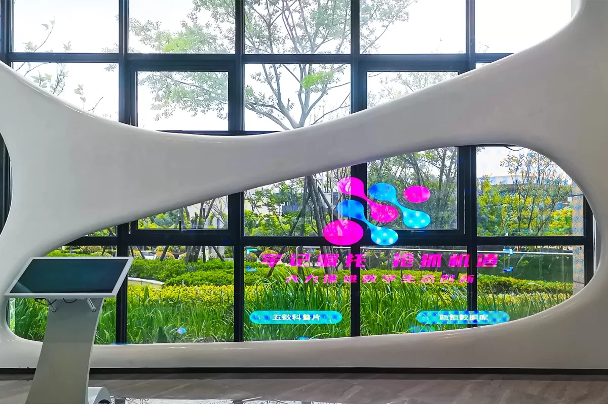 LED 투명 스크린: 미래 디스플레이 기술의 중요한 부분 1 03 E1702535131235 1200x799 1