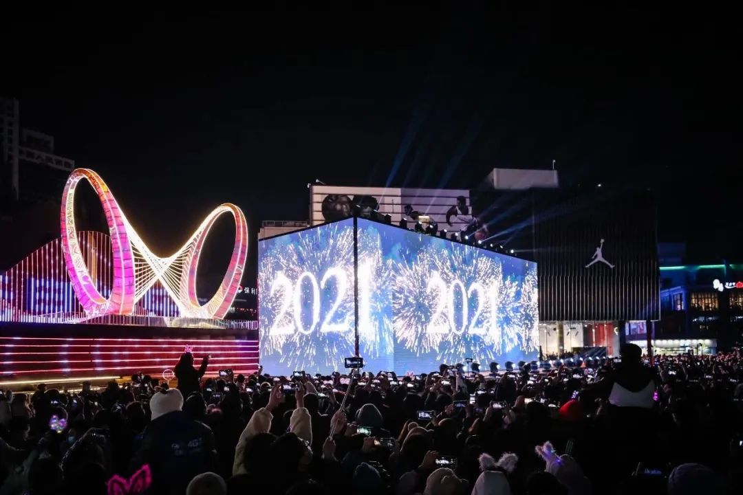 العد التنازلي لليلة رأس السنة الجديدة! توفر شاشة LED الكبيرة إحساساً كاملاً بالاحتفال ونحن نستقبل عام 2024 معاً! 3 5