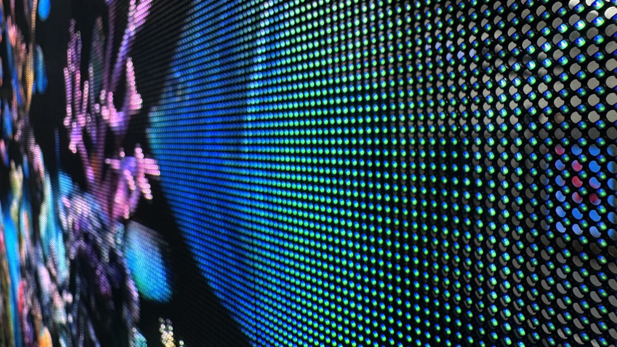 LED透明ディスプレイP2.5 LEDスクリーン1の特長 5f5340cb 035d 49d8 8982 9b523a5168a4 1 1200x675 1