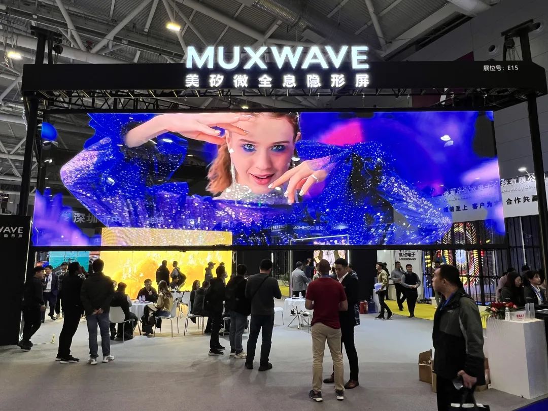 ISLE2024レビュー|MUXWAVEのホログラフィック・インビジブル・スクリーンは、超大型サイズのシームレスな吊り下げソリューションで大きな賞を獲得!4 640 1