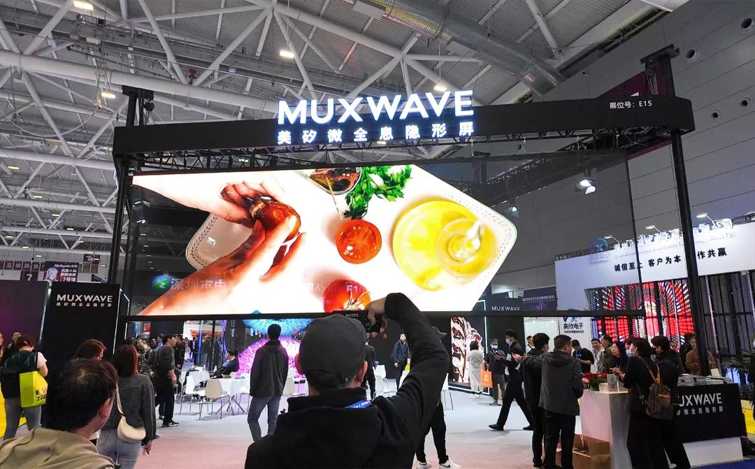 ISLE2024レビュー|MUXWAVEのホログラフィック・インビジブル・スクリーンは、超大型サイズのシームレスな吊り下げソリューションで大きな賞を獲得!1 640 3