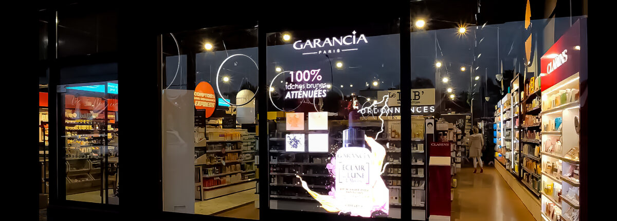 デジタルサイネージを再定義する透明LEDフィルムスクリーン 2 透明なLEDフィルムスクリーンで店舗空間を変える