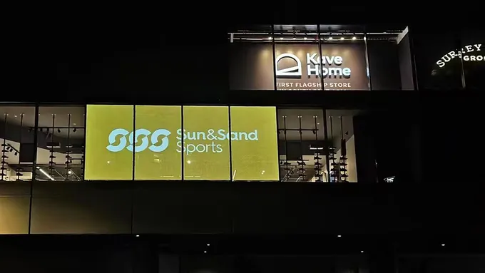 Retail-Window-Digital-Magic-for-Retail-Store-Windows Retail Window Digital Magic for Retail Store Windows