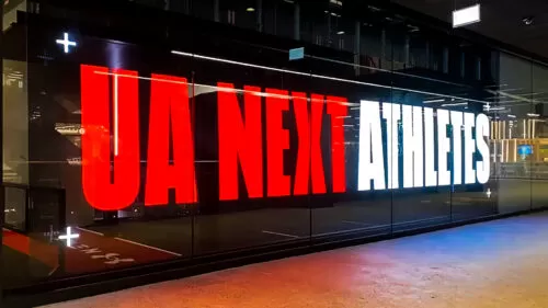 투명 LED 디스플레이와 기존 LED 스크린 비교: 어떤 것이 비즈니스에 적합할까요? 1 安德玛伦敦 500x281 1