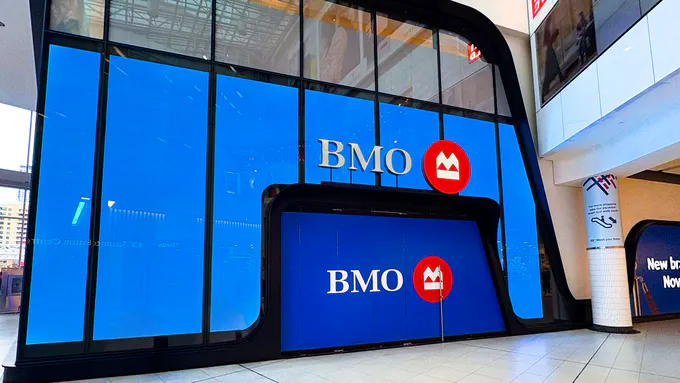 Retail-Windows-led-screen-Solution Retail Windows led screen Solution