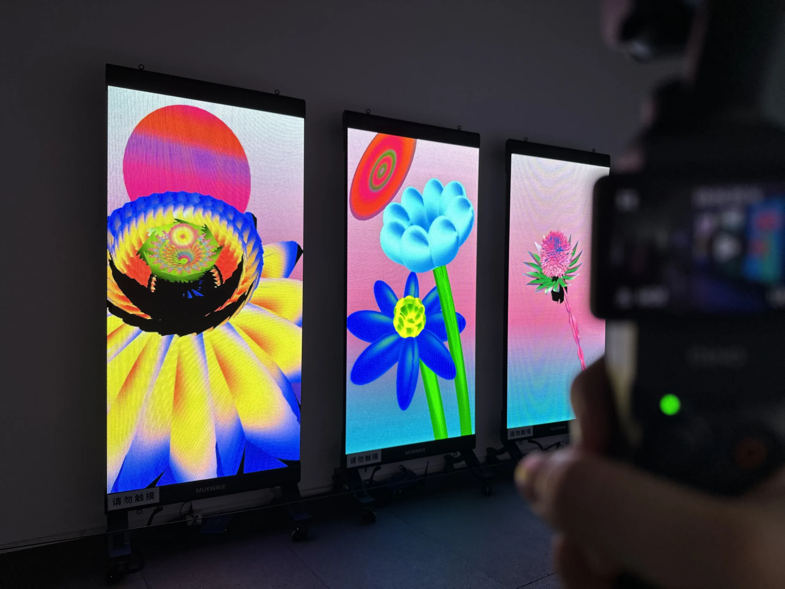 Écran LED holographique dans les musées et les expositions culturelles 1 holographic invisible screens are displaying high difinition and abundant colors