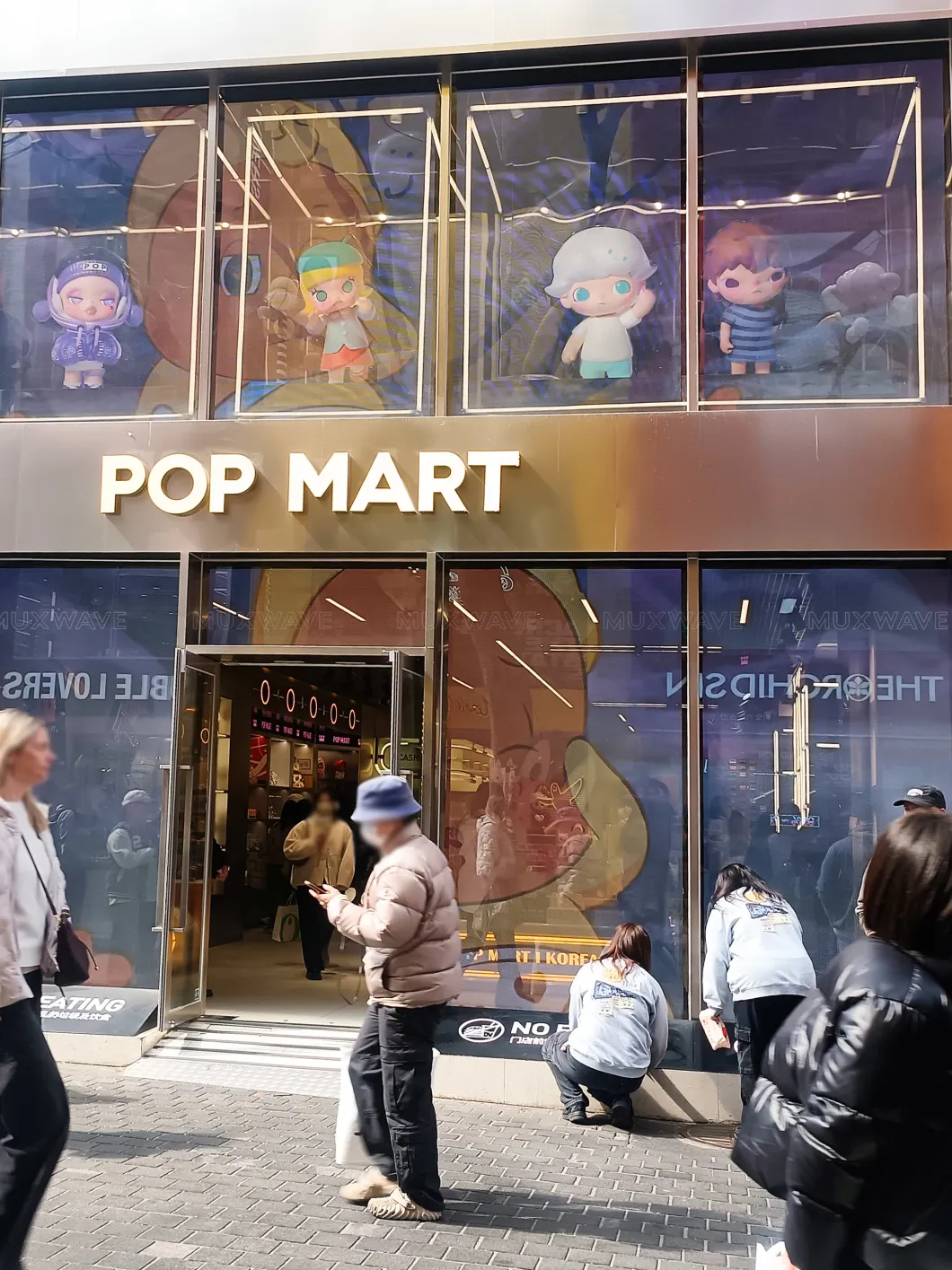 muxwave pop mart flagship store transparent display case 3