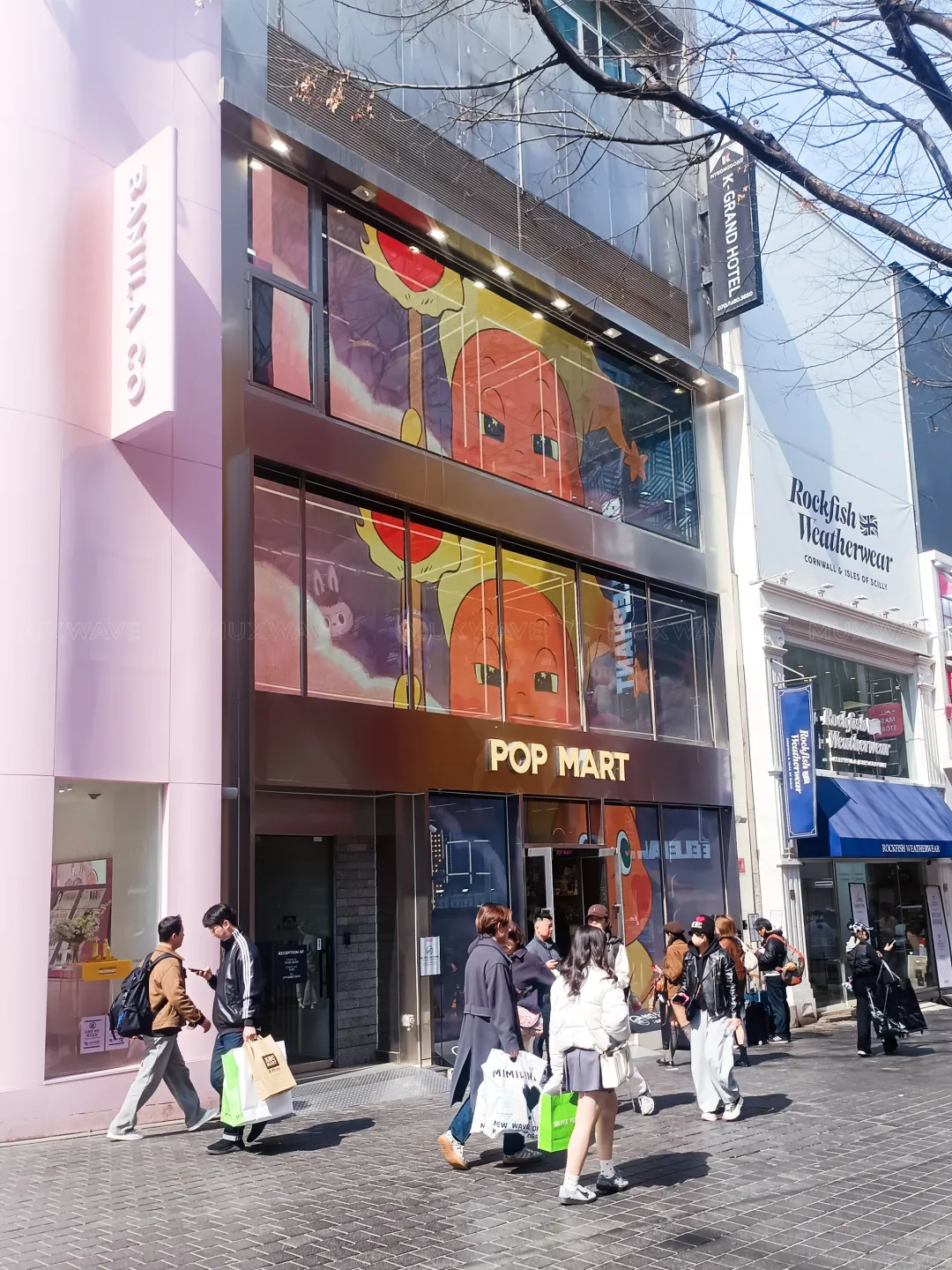 muxwave pop mart flagship store transparent display case 4