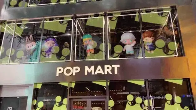 muxwave pop mart flagship store transparent display case 5